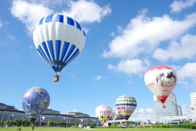 有明の大空に、たくさんの熱気球！大空をふわり体験、震災復興支援