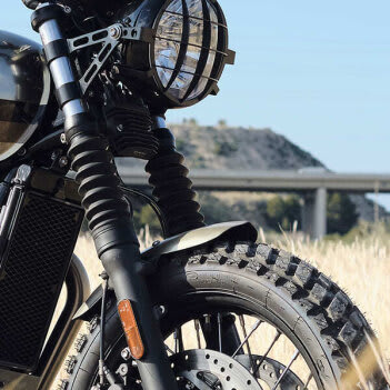 スラクストン1200R フロントフェンダー トライアンフ tamarit Triumph