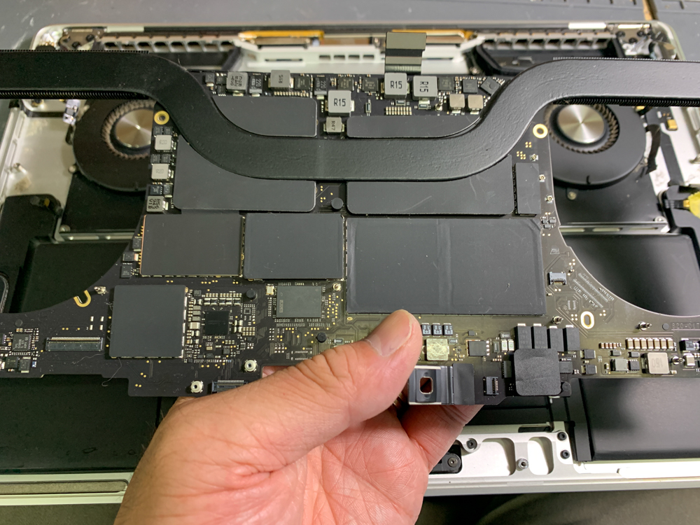 MacBook Pro (16インチ, 2019)水没 電源が入らない ロジックボード修理