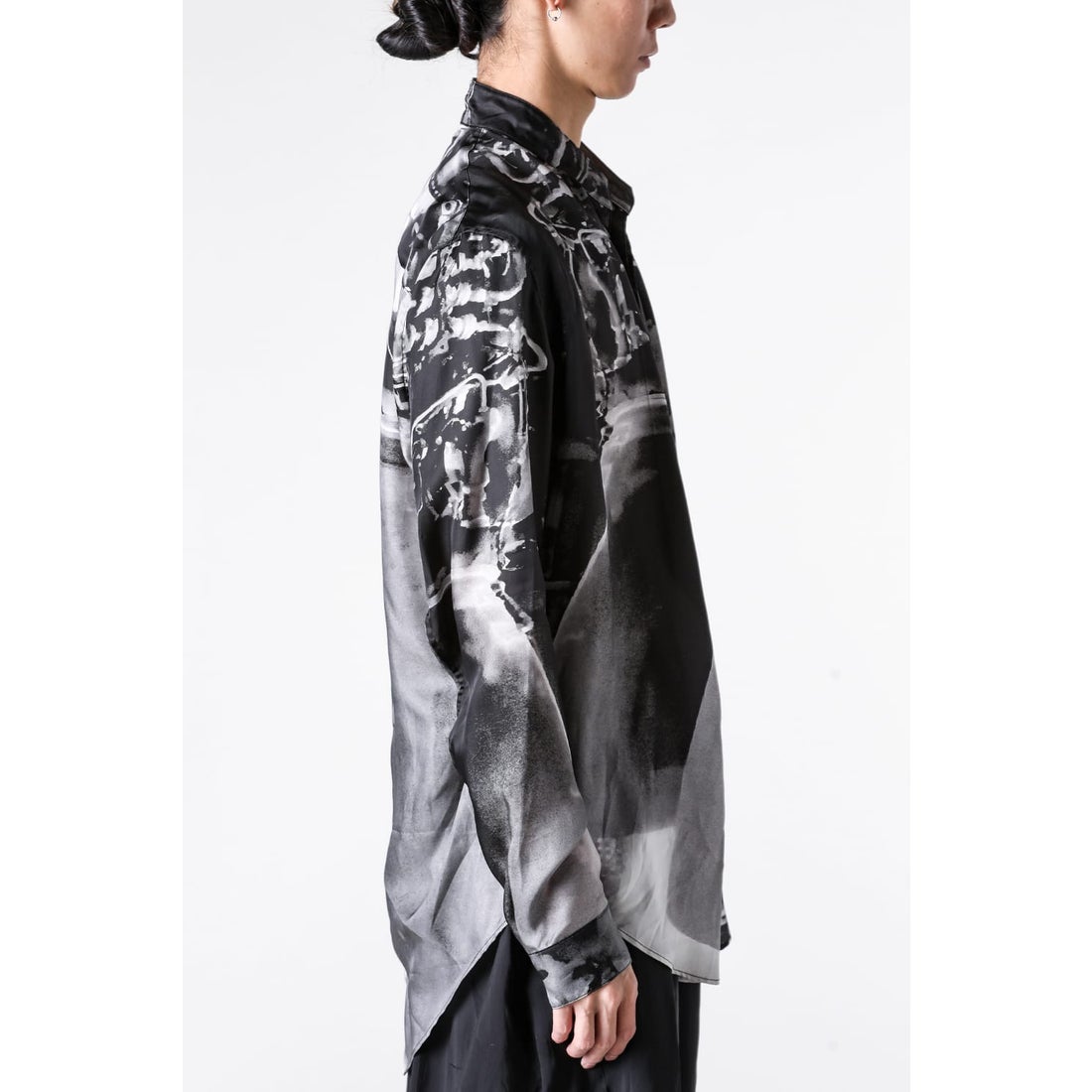 ユリウス JULIUS PRINTED CUPRO TWILL SHIRT （BLACK） -FASCINATE