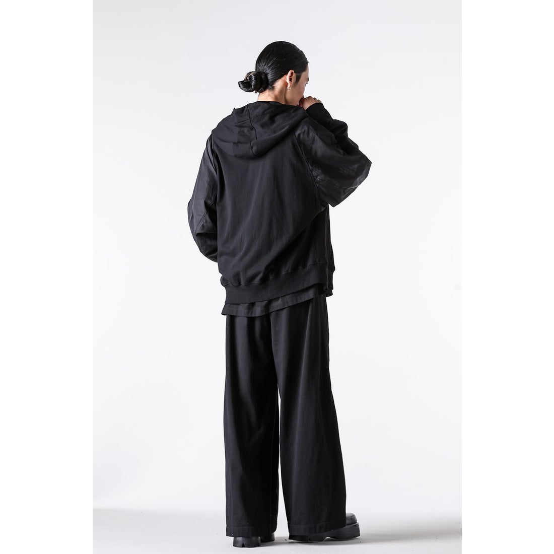 ユリウス JULIUS COTTON SWEAT ZIP Parker （BLACK） -FASCINATE
