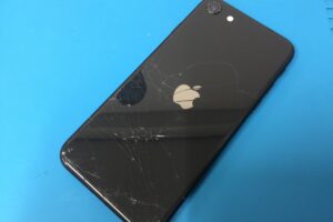 iPhone8の背面割れ修理でカラーをブラックからレッドに変更して交換
