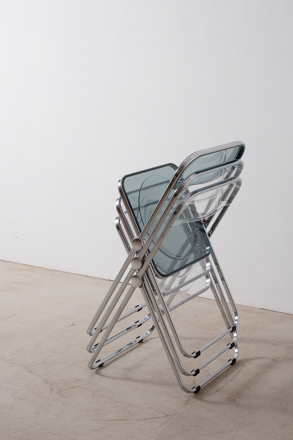 stoop | Plia Chair by Giancarlo Piretti for ANONIMA CASTELLI in