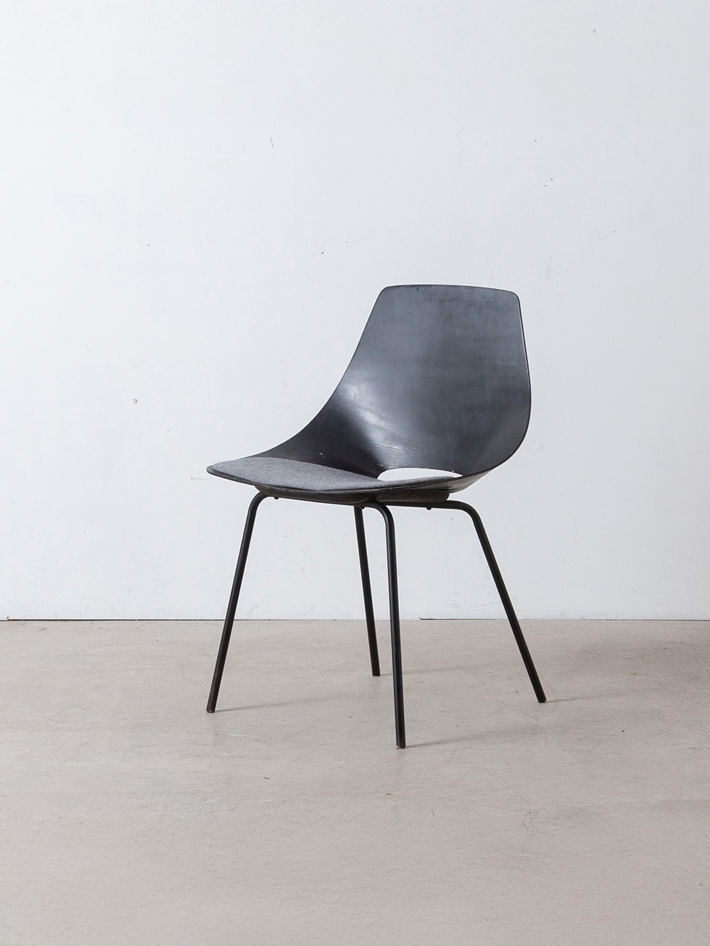 stoop | 'Amsterdam' Chair by Pierre Guariche for Stainer in Black