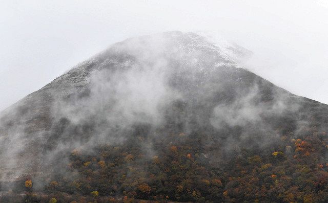 伊吹山が初冠雪：中日新聞Web