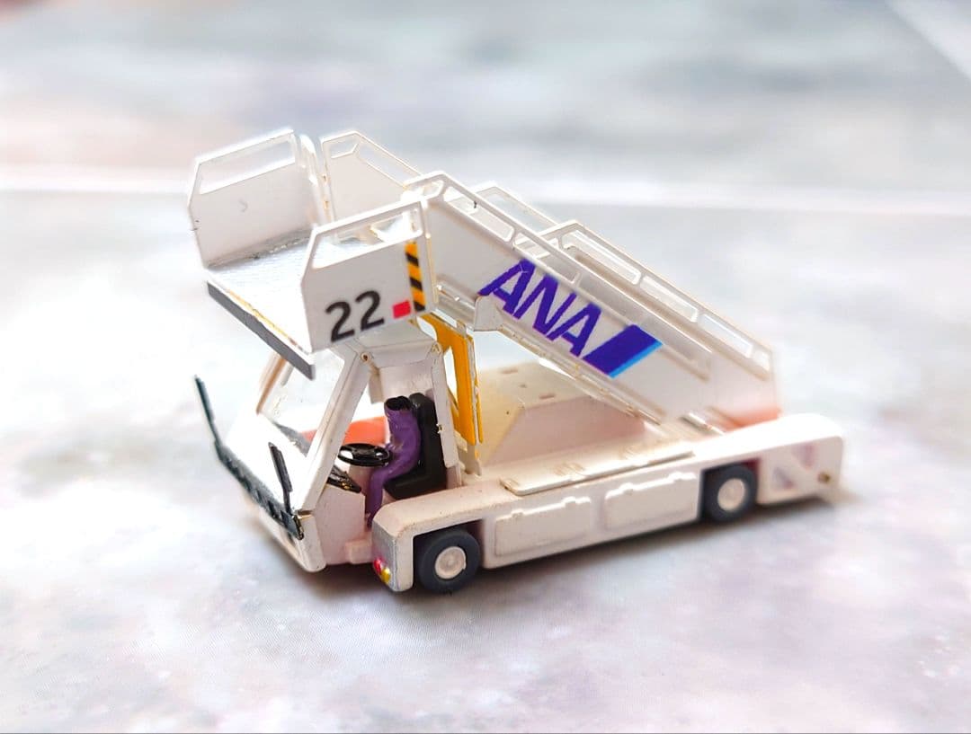 Q*0様 【最終値下げ　ANA パッセンジャーステップカー 1/200】 最終値下げ ANA パッセンジャーステップカー 1/200】 - メルカリ