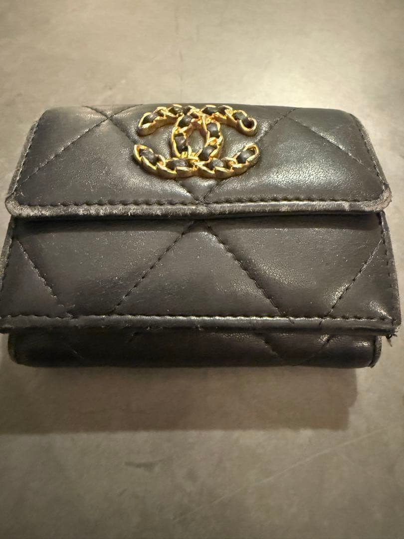 CHANEL三つ折り財布 上品♡定番》 CHANEL 三つ折り財布 (CHANEL/折りたたみ財布) AP0230