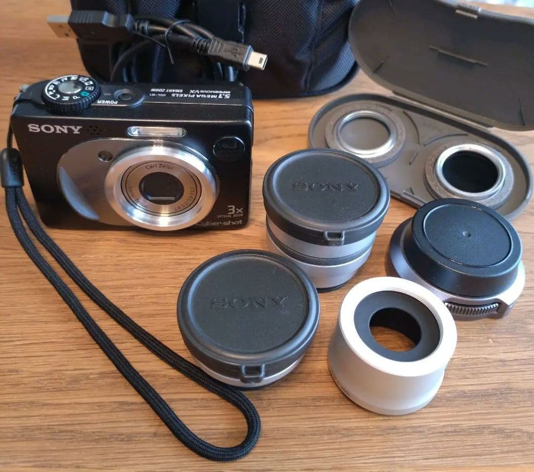 SONY Cyber-shot DSC-W1 本体とレンズのセット 動作確認済み SONY Cyber-shot DSC-W1 本体とレンズのセット 動作確認済み SONY