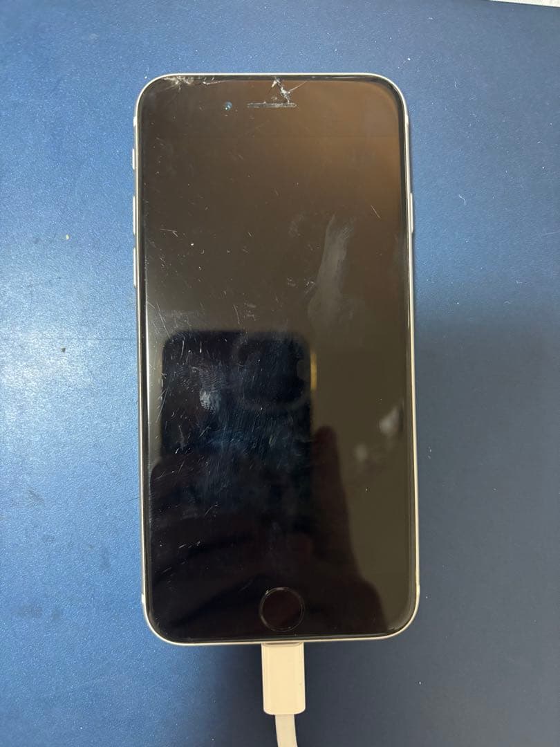 Apple iPhone SE ホワイト 本体　液晶上部画面割あり まだまだ現役！iPhone SE（第一世代）の画面修理です！ – スマップル