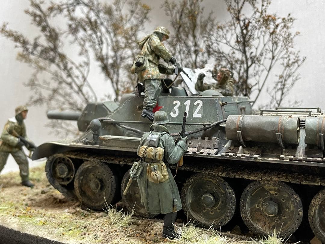 戦車ジオラマ　1/35 ロシアSU122と親衛隊兵士 戦車ジオラマ 1/35 ロシアSU122と親衛隊兵士 - メルカリ