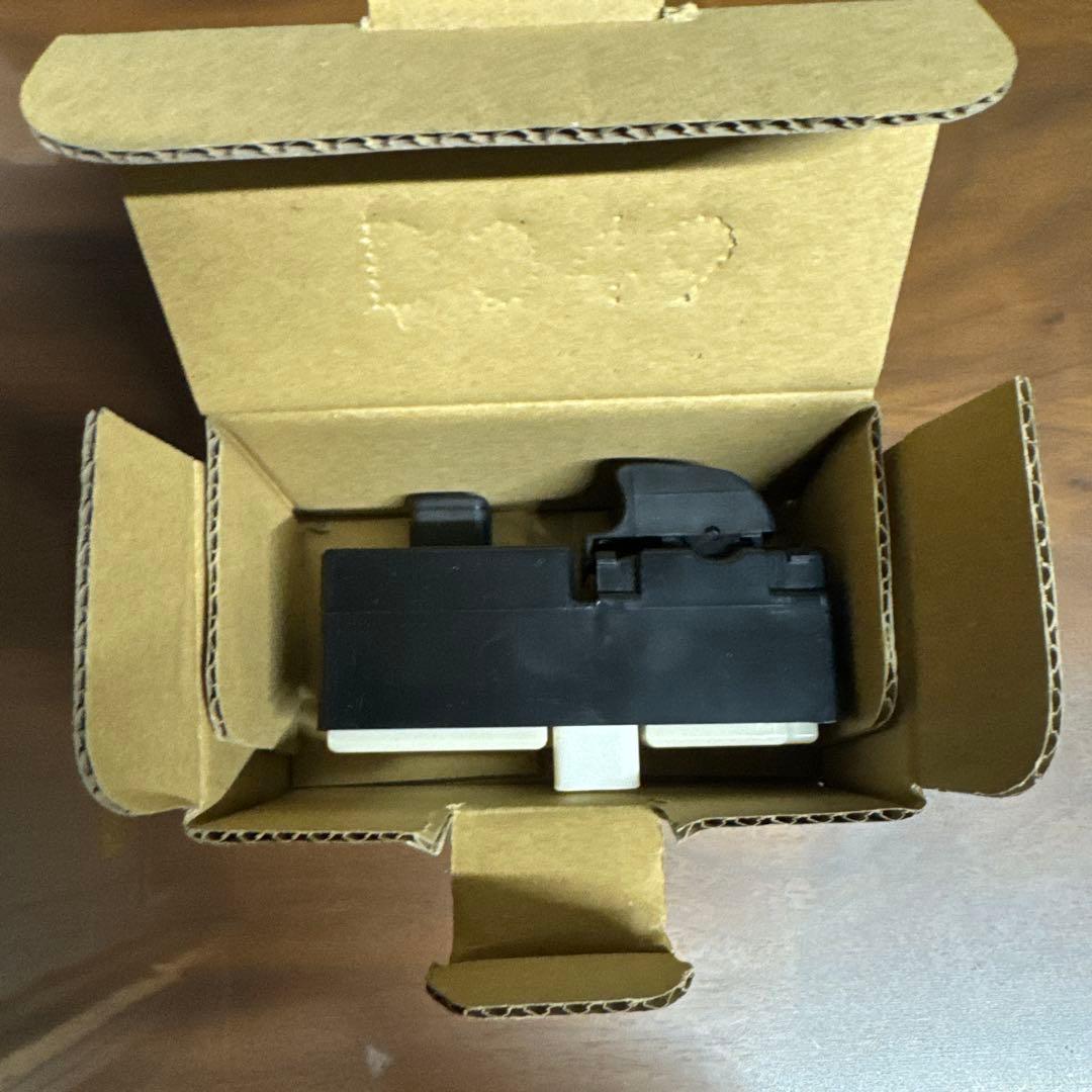 日野 右パワーウィンドウ スイッチ 純正品84810-E0070 - メルカリ