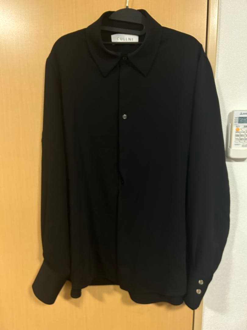 CULLNI クルニ 24-AW-023B 黒シャツ