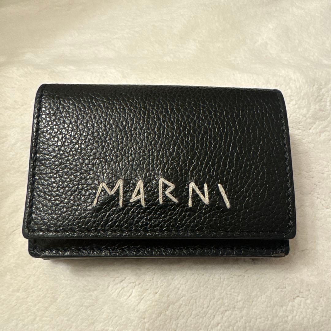 期間限定SALE❣️MARNI 三つ折り財布 黒 レザー ロゴ刺繍 楽天市場】MARNI マルニ ロゴ刺繍 三つ折りレザーウォレット