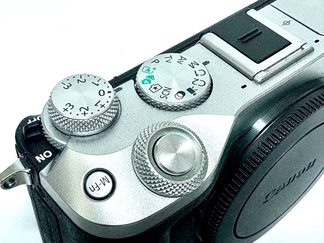 EOS M6 レンズ２本付き プロテクター、レンズフード、ケースも付属 美品