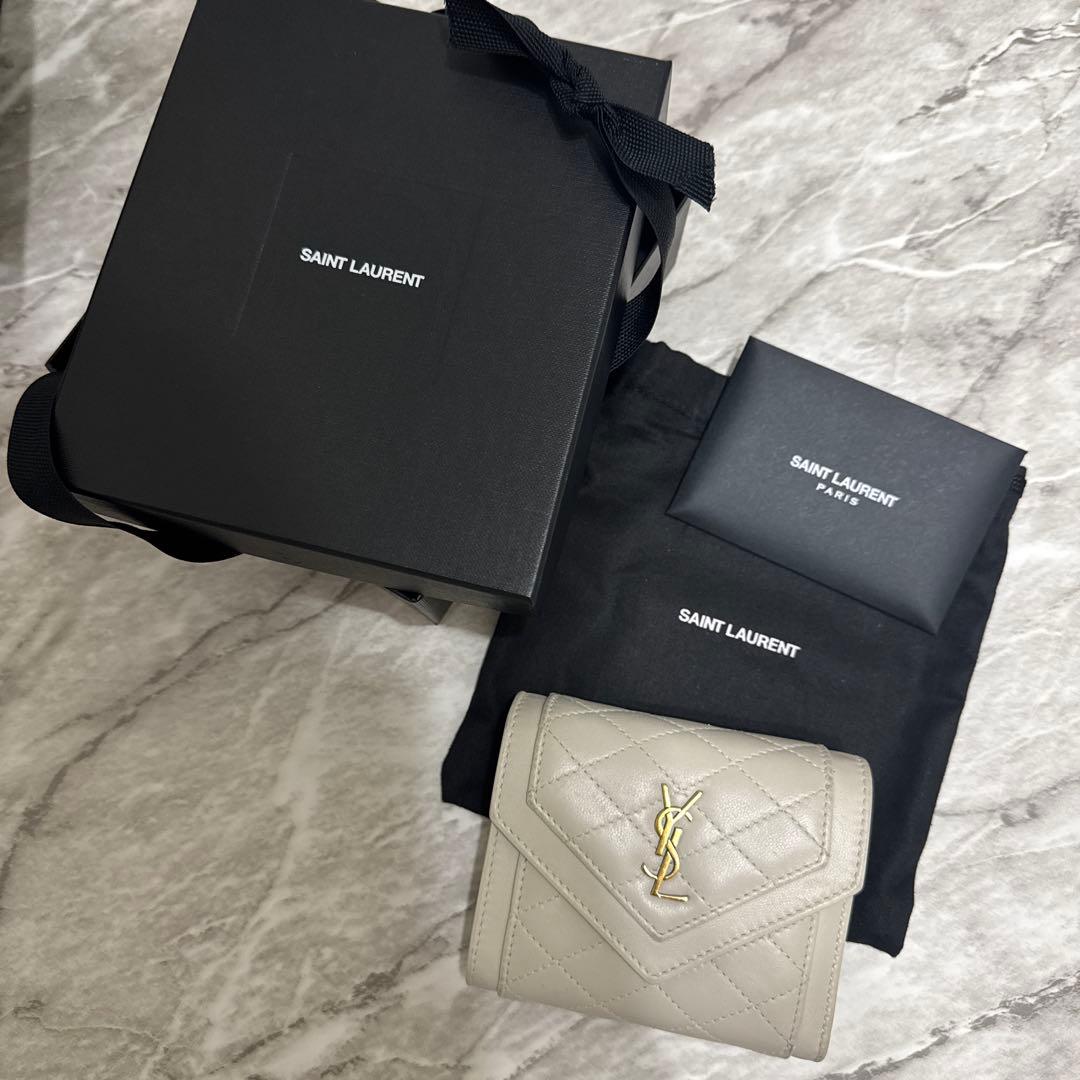 【値下中】SAINT LAURENT キルティング ホワイトベージュ三つ折り財布 キルティングラムスキン製 カサンドラSAINT LAURENTマトラッセ
