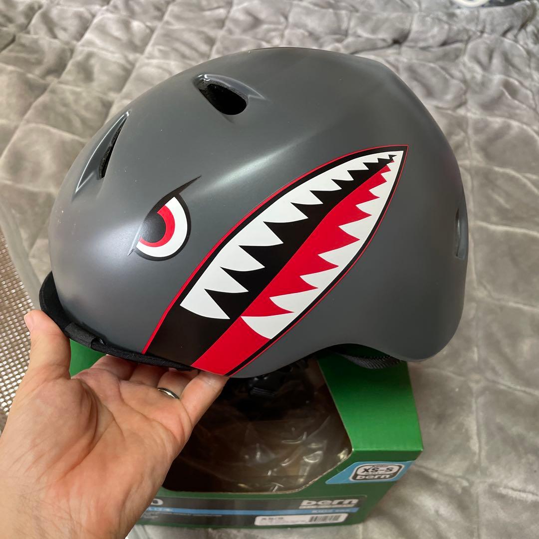 新品未使用】bern kids用ヘルメット サメデザイン グレー xs-s - メルカリ