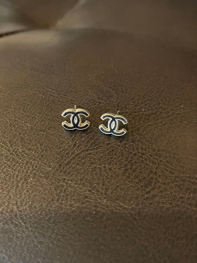 確実正規品　CHANEL ミニ　ロゴピアス　ブラック　ココマーク CHANEL（シャネル） 大人気！美品 ミニミニ ココマーク ピアス 黒