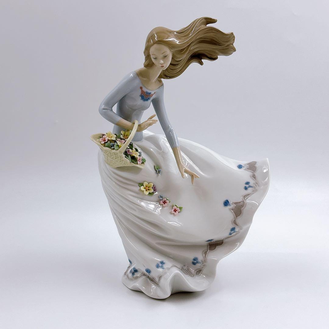 LLADRO リヤドロ 風のいたずら #6767 風のいたずら | リヤドロ公式オンライン