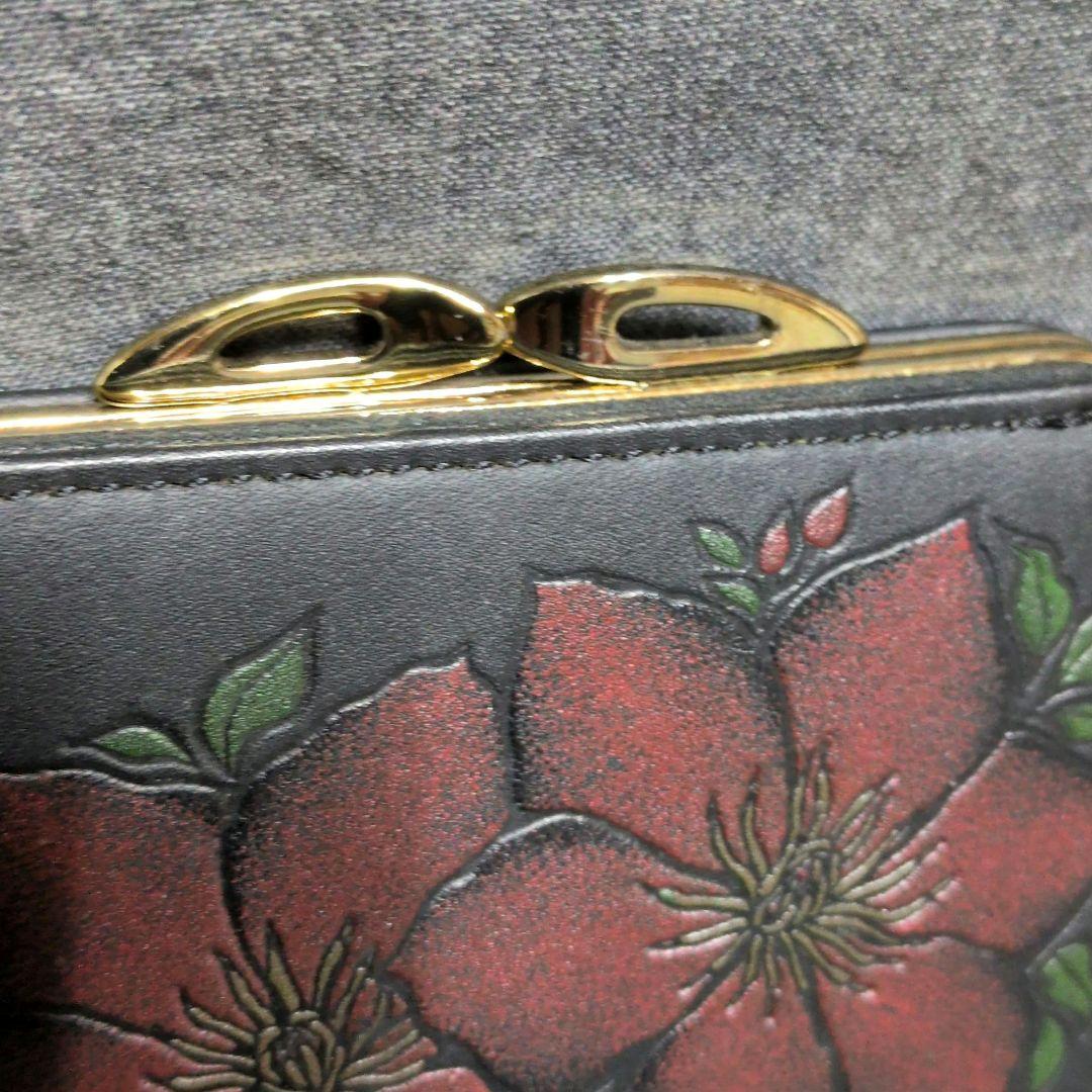 花柄エンボス加工 二つ折り財布 がま口付き 黒 花柄 - メルカリ