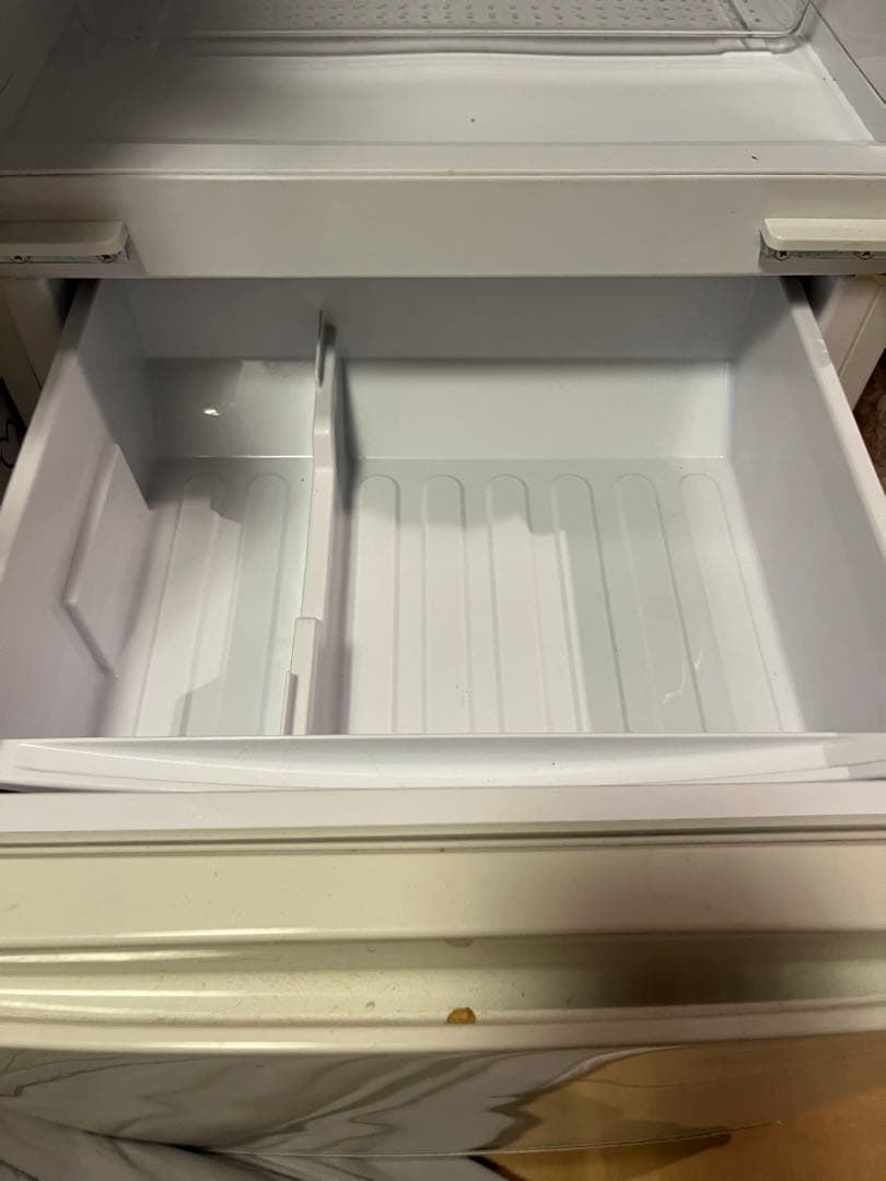 ホワイト冷蔵庫 冷蔵室3段 冷凍室付き　シャープ　一人暮らし