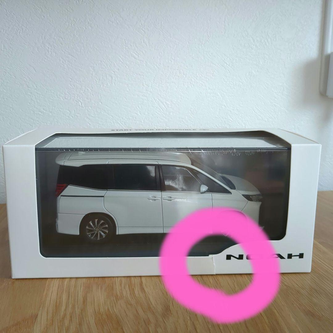 TOYOTA ノア ミニカー ホワイトパールクリスタルシャイン ☆値下げしま