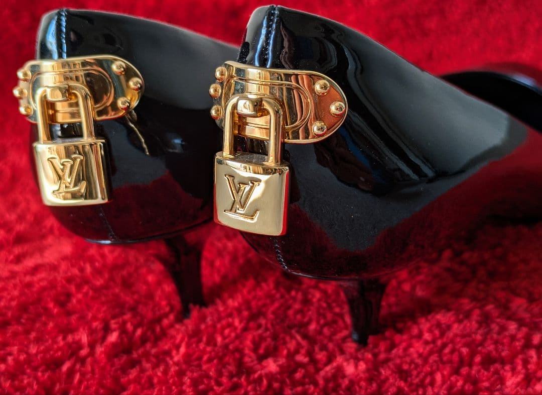 Louis Vuitton ブラックパンプス ゴールドロック付き LOUIS VUITTON（ルイ・ヴィトン） ヒール オープントゥ パンプス 靴 LV