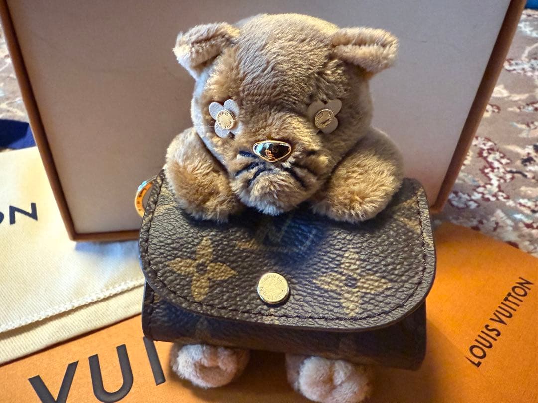 Louis Vuitton ぬいぐるみ型AirPodsケース どの角度からも可愛い♪】ルイヴィトン Air Pods ケース くま (Louis