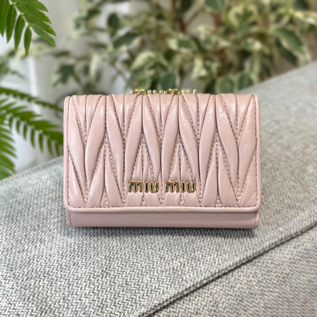 Miu Miu ミュウミュウ マテラッセ ミニウォレット 三つ折り財布 miu miu（ミュウミュウ） 財布 二つ折り財布 マテラッセ 小銭入れあり