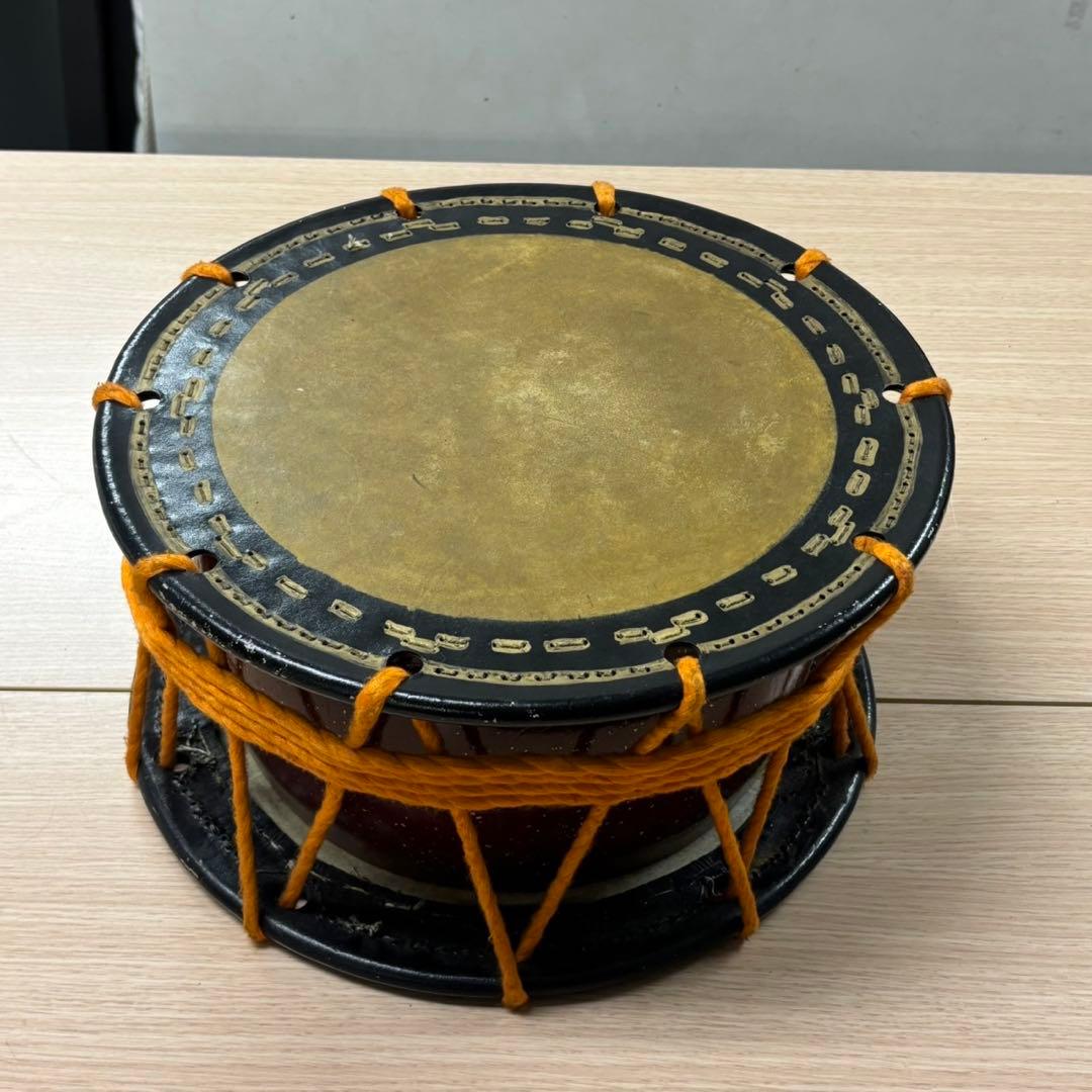 ① 希少 和太鼓 締め太鼓 約35cm 和楽器 ブラック 希少】締め太鼓 蒔絵 和太鼓 35.5cm バチ付き 台座 和楽器 松 扇子