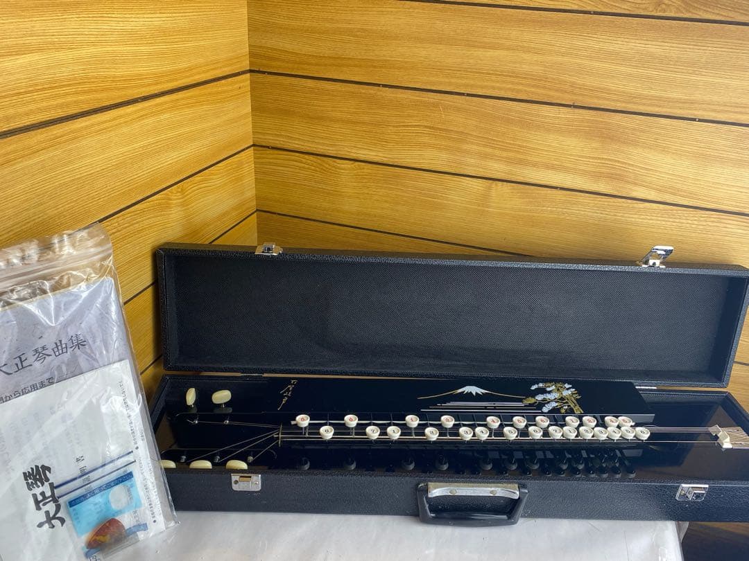 美品！　 大正琴　 弦楽器　 富士　松　ハードケース付 楽天市場】鈴木楽器製作所 大正琴 特松 / 初心者に適した箱型大正琴